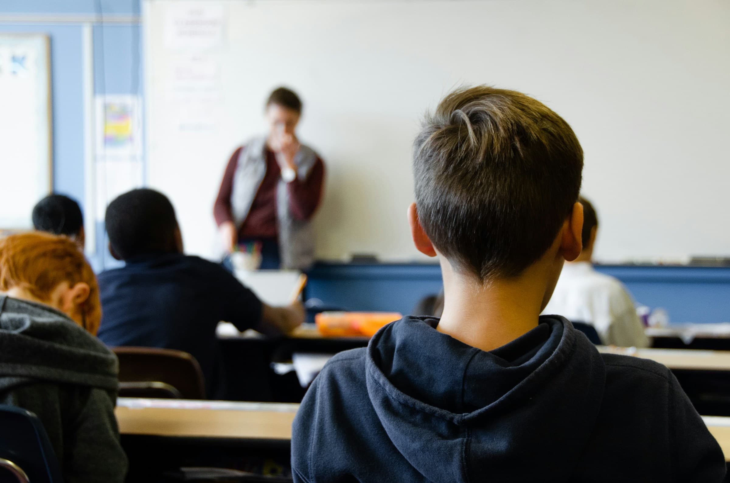 Elever på en lektion i ett klassrum